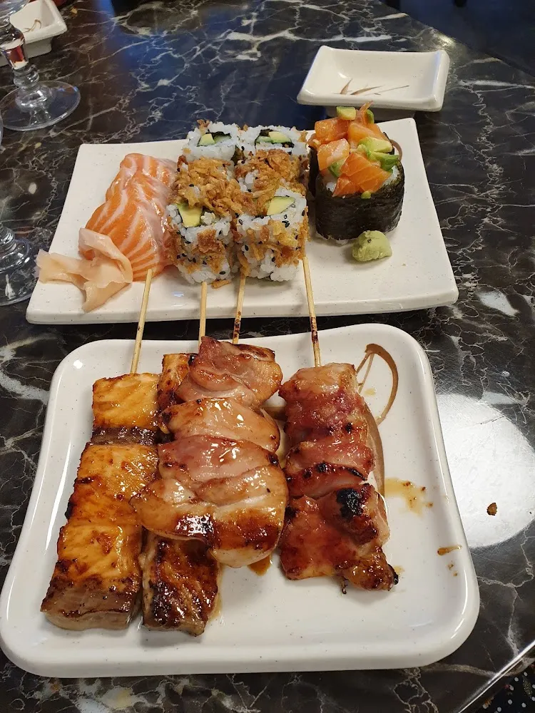 Brochette de Poulet Caramelisé Et Brochettes de Saumon